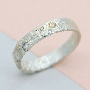 Anillo de compromiso de boda orgánico, sencillo y cotidiano, de plata esterlina reciclada sostenible con múltiples piedras, textura apilable.