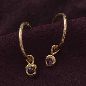Athena geschmolzene Granat Charme Creolen