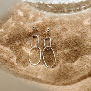Delikatne kolczyki Daisy Chain Hoops z recyklingowanego, zrównoważonego srebra próby 925
