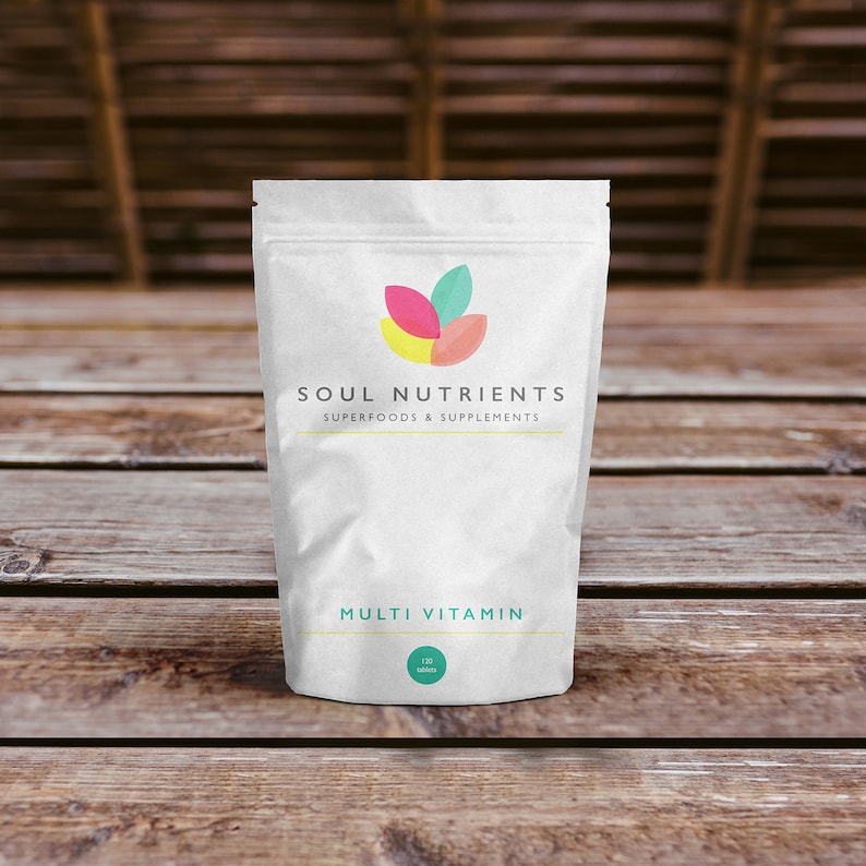 Pu&ograve; includere: Busta bianca con un logo a forma di foglia colorato e il testo "SOUL NUTRIENTS SUPERFOODS & SUPPLEMENTS" e "MULTI VITAMIN 120 compresse".
