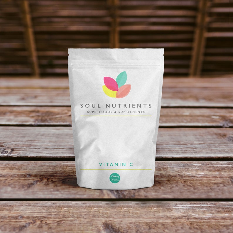 Puede incluir: Bolsa blanca con un logotipo de hoja colorido y el texto "SOUL NUTRIENTS SUPERFOODS & SUPPLEMENTS". La bolsa contiene suplementos de vitamina C con 1000 mg por porci&oacute;n.