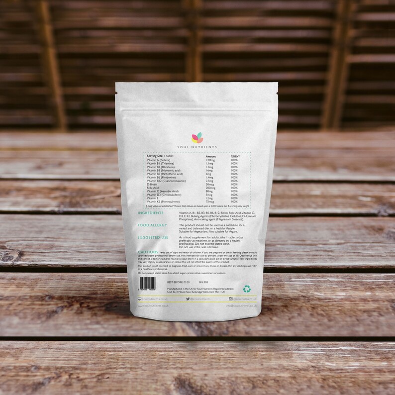 Pu&ograve; includere: Busta bianca con un'etichetta che dice "Soul Nutrients" e elenca gli ingredienti e le informazioni nutrizionali di un integratore vitaminico. L'etichetta include anche la dimensione della porzione, informazioni sulle allergie alimentari, l'uso suggerito e le precauzioni.
