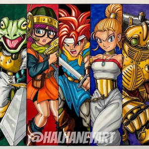 Op de afbeelding: Een digitale illustratie van acht personages uit een videogame. De personages zijn getekend in een cartoon-stijl en staan in een rij. De personages zijn een blonde vrouw met een paarse outfit, een groene kikkerachtige creatuur met een zwaard, een vrouw met paars haar en een rood-oranje outfit, een man met rood haar en een blauwe outfit, een vrouw met blond haar en een witte outfit, een gouden robot, een man met een paarse outfit en een zwarte handschoen, en een man met een blauwe outfit en een zwaard. De illustratie is gesigneerd met "@HALHANEYART".
