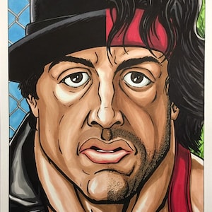 Könnte beinhalten: Eine digitale Illustration eines Männergesichts. Die linke Gesichtshälfte ist als harter Kerl dargestellt, der einen schwarzen Hut und eine Lederjacke trägt. Die rechte Gesichtshälfte ist als Soldat dargestellt, der ein rotes Stirnband trägt. Der Mann hat einen ernsten Gesichtsausdruck.