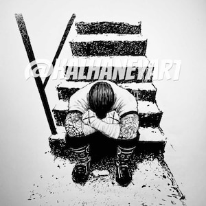 Puede incluir: Ilustración en blanco y negro de una persona sentada en las escaleras con la cabeza gacha. La persona lleva una camisa con una cruz en la manga y tiene tatuajes en los brazos.