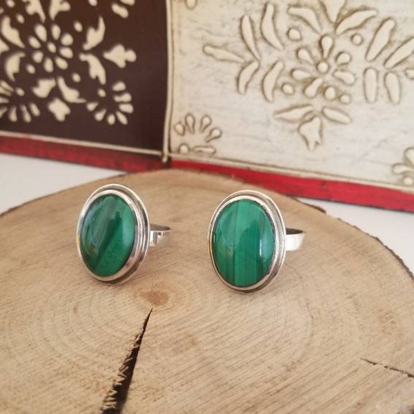 Bague en argent massif et cabochon en malachite.