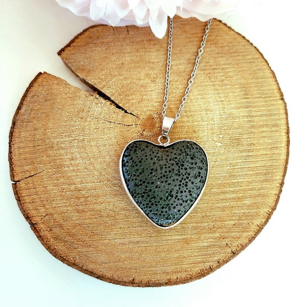 Collier avec pendentif coeur en pierre de lave diffuseur de parfum ou d'huile essentielle