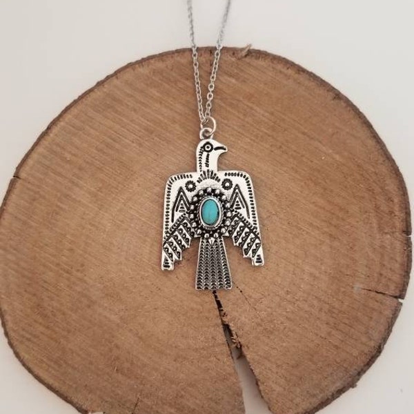 Native American sjamanistische adelaar totemdier ketting met blauwe howliet cabochon.