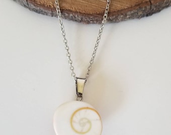 Collier avec pendentif en oeil de sainte Lucie.