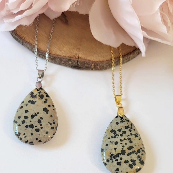 Colliers avec pendentifs en jaspe dalmatien