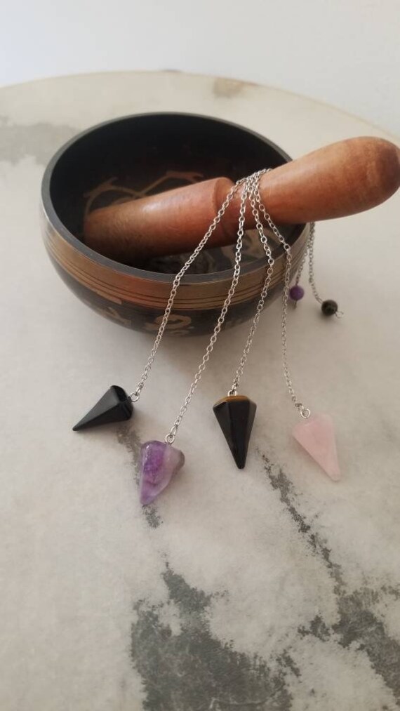 Pendules Divinatoires en Quartz Rose, Oeil de Tigre, Onyx ou Améthyste.