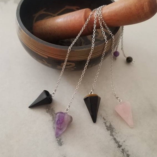 Pendules divinatoires en quartz rose, oeil de tigre, onyx ou améthyste.