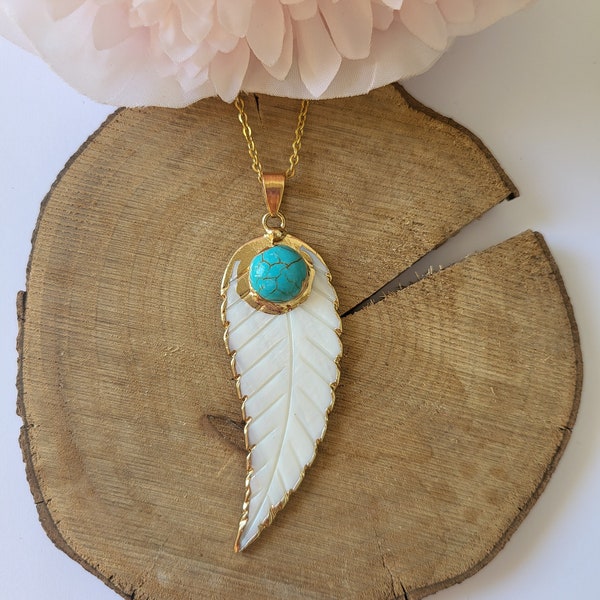 Collier chamanique plume en nacre.