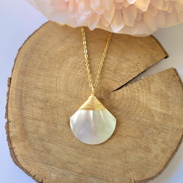 Necklace with mother-of-pearl pendant.