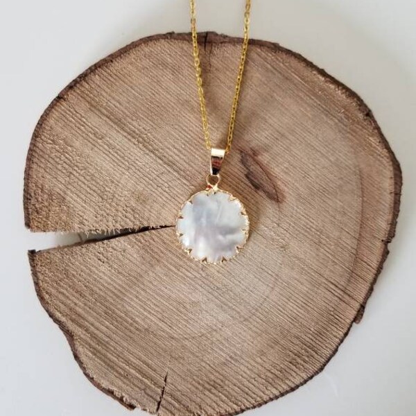 Collier avec pendentif en nacre.