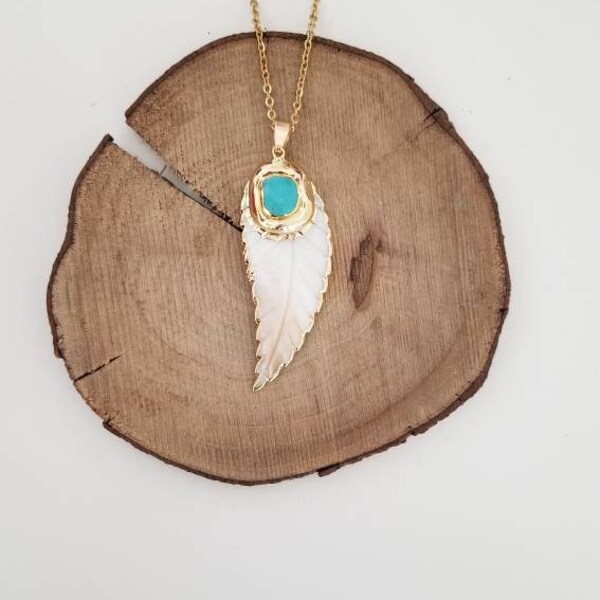 Collier chamanique plume en nacre.