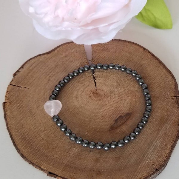 Bracelet "mon amour" avec un coeur en quartz rose et perles en hématite.