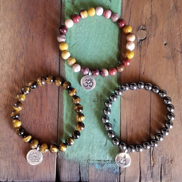 Bracelets zen élastiques en pierres avec breloque Bouddha, aum ou lotus.