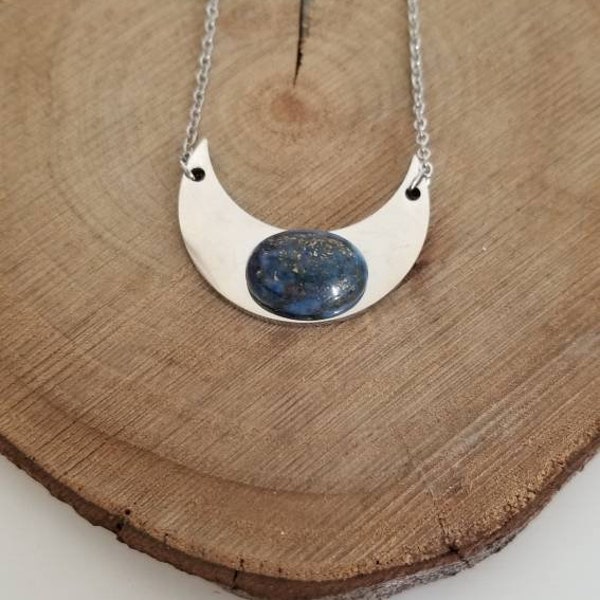 Collier lune et cabochon en lapis-lazuli