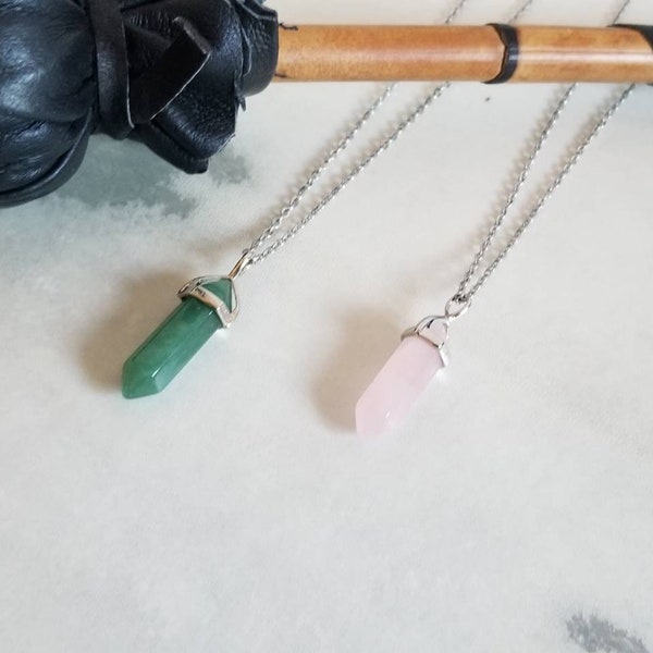 Collier avec pendentifs pendule pointe en aventurine, oeil  de tigre ou quartz rose.