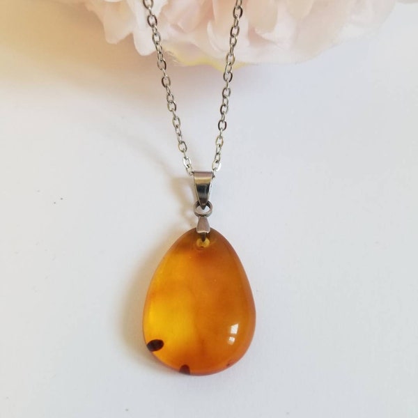 Collier avec pendentif en ambre