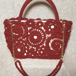 Gehäkelte Handtasche hergestellt mit Irischer Spitzentechnik mit Gold Kette. Einzigartige Irische Lace Crochet Handtasche für besondere Anlässe oder für Alltag.