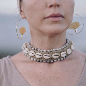 Vintage choker ketting met kauri schelp en zaad uit Papua
