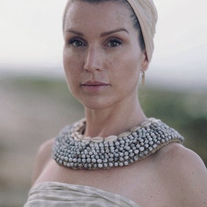 Halsband med halsband i vintagestil med kaurisnäckor och frön från Papua