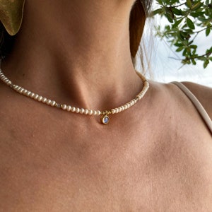 Perlen-Choker mit einem winzigen Mondstein