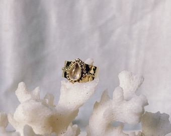 Anillo del dedo del pie boho de cuarzo rosa con textura martillada a mano