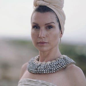Vintage tribale slabbetjeketting van kauri schelpen en zaden uit Papoea-Nieuw-Guinea.