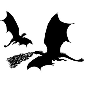Può includere: Silhouette di due draghi neri che volano nell'aria. Il drago in primo piano sta respirando fuoco.