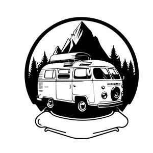Pode incluir: Ilustração em preto e branco de uma van vintage com um porta-malas no telhado, dirigindo por uma paisagem montanhosa com árvores. A van está em um círculo com uma faixa em branco abaixo.