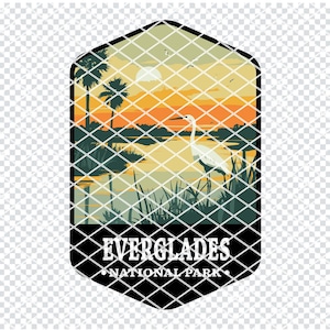 Puede incluir: Una ilustración de estilo vintage del Parque Nacional de los Everglades, con una garceta blanca de pie en un pantano con palmeras y una puesta de sol en el fondo. El texto "Everglades National Park" se muestra debajo de la imagen.