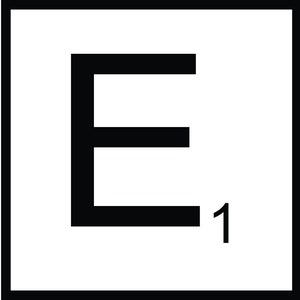 Op de afbeelding: Drie vierkante tegels met zwarte letters en cijfers. De eerste tegel heeft de letter "D" en het nummer "2". De tweede tegel heeft de letter "E" en het nummer "1". De derde tegel heeft de letter "F" en het nummer "4".