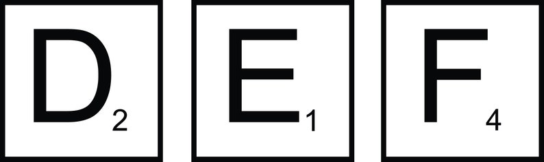 Op de afbeelding: Drie vierkante tegels met zwarte letters en cijfers. De eerste tegel heeft de letter "D" en het nummer "2". De tweede tegel heeft de letter "E" en het nummer "1". De derde tegel heeft de letter "F" en het nummer "4".