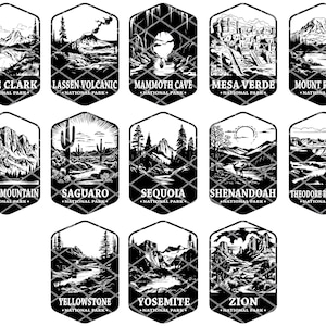 K&ouml;nnte beinhalten: Schwarz-wei&szlig;-Illustrationen von Nationalparks in den Vereinigten Staaten. Jede Illustration zeigt eine einzigartige Landschaft und den Namen des Parks, darunter "Lake Clark National Park", "Lassen Volcanic National Park", "Mammoth Cave National Park", "Mesa Verde National Park", "Mount Rainier National Park", "Rocky Mountain National Park", "Saguaro National Park", "Sequoia National Park", "Shenandoah National Park", "Theodore Roosevelt National Park", "Yellowstone National Park", "Yosemite National Park" und "Zion National Park".