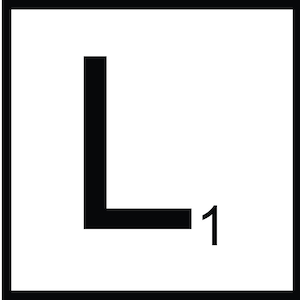 Op de afbeelding: Drie vierkante tegels met zwarte letters en cijfers. De eerste tegel heeft de letter "K" en het cijfer "5". De tweede tegel heeft de letter "L" en het cijfer "1". De derde tegel heeft de letter "M" en het cijfer "3".