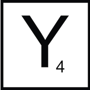 Op de afbeelding: Drie vierkante tegels met de zwarte letters X, Y en Z. Elke letter is vetgedrukt en gecentreerd op een witte achtergrond. De letter X heeft een waarde van 8 punten, Y heeft een waarde van 4 en Z heeft een waarde van 10.