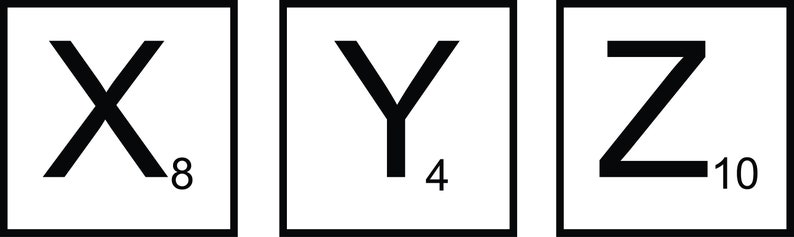 Op de afbeelding: Drie vierkante tegels met de zwarte letters X, Y en Z. Elke letter is vetgedrukt en gecentreerd op een witte achtergrond. De letter X heeft een waarde van 8 punten, Y heeft een waarde van 4 en Z heeft een waarde van 10.