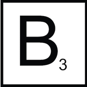 Op de afbeelding: Drie vierkante tegels met zwarte letters A, B en C. Elke letter is gecentreerd op een witte achtergrond in een zwart vierkant. De letter A heeft een waarde van 1 punt, terwijl B en C een waarde van 3 punten hebben.