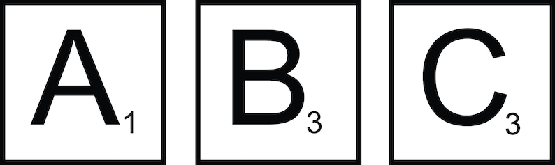 Op de afbeelding: Drie vierkante tegels met zwarte letters A, B en C. Elke letter is gecentreerd op een witte achtergrond in een zwart vierkant. De letter A heeft een waarde van 1 punt, terwijl B en C een waarde van 3 punten hebben.