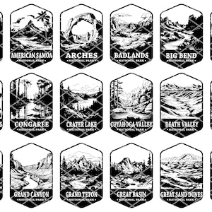 K&ouml;nnte beinhalten: Schwarz-wei&szlig;e Illustrationen von Nationalpark-Abzeichen. Jedes Abzeichen zeigt eine einzigartige Landschaftsszene und den Namen des Parks, wie "Acadia National Park" und "Grand Canyon National Park".