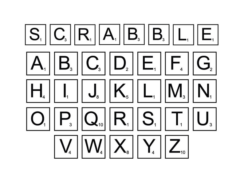 Op de afbeelding: Schikking van Scrabble-tegels op een witte achtergrond. Elke vierkante tegel met zwarte rand toont een letter en een puntwaarde. Het woord "SCRABBLE" staat bovenaan geschreven.