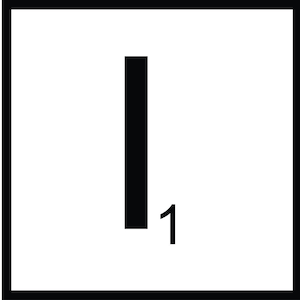 Op de afbeelding: Drie vierkante tegels met zwarte letters en cijfers. De eerste tegel heeft de letter "H" en het cijfer "4". De tweede tegel heeft de letter "I" en het cijfer "1". De derde tegel heeft de letter "J" en het cijfer "8".