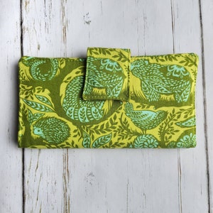 Tula Rose vert vif créature des bois imprimé dames portefeuille bifold