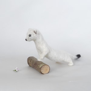 Realistic Needle Felted Ermine – Handmade Wool Weasel Sculpture – Winter Animal Decor – Plastic-Free Soft Art – Custom Orders Welcome
