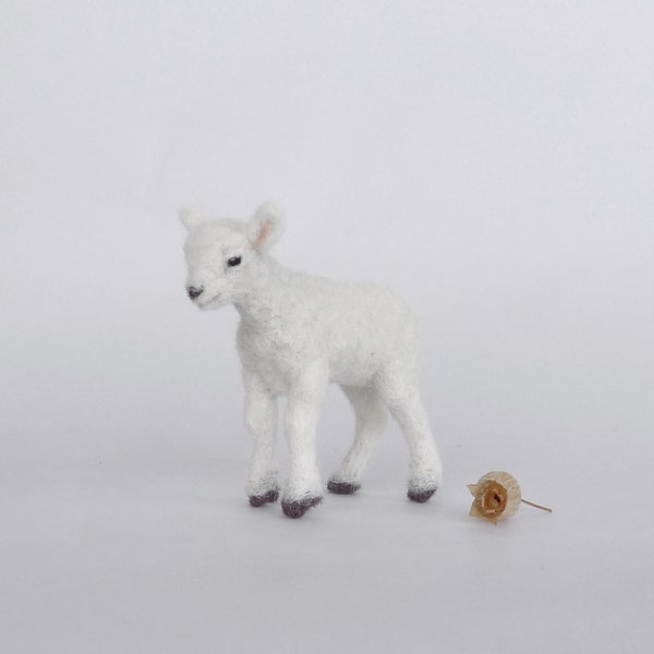 Felted lamb/Needle felted lamb/Realistic lamb/Soft sculpture/Gifth/Natural fiber/Realistic animals/Home decor/Wool art/OOAK/Collectible