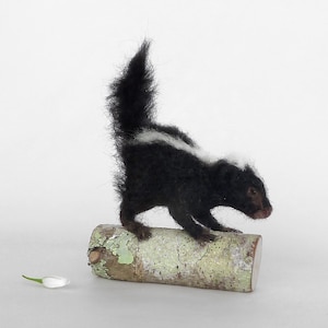 Realistic Needle Felted Skunk – Handmade Wool Animal – Plastic-Free Miniature – Woodland Decor – Soft Sculpture