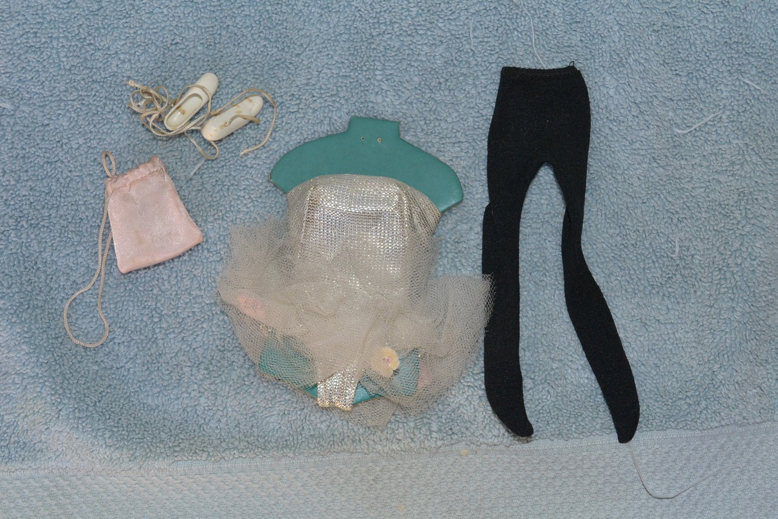 still on original card vintage barbie ballerina #989 fashion from 1961 with leotard hose, ballet shoes, bag